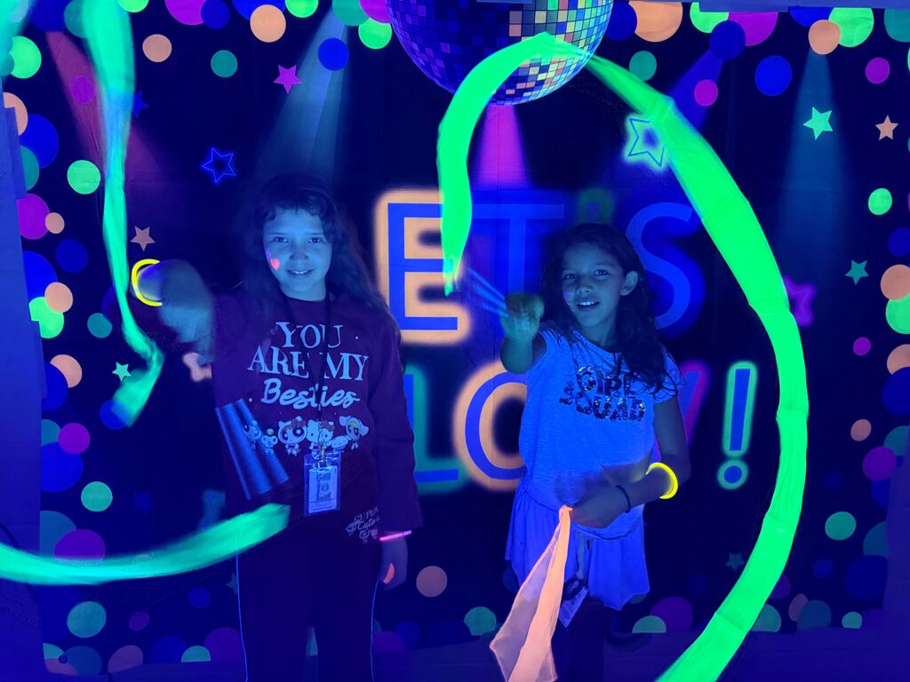 students at the glow run