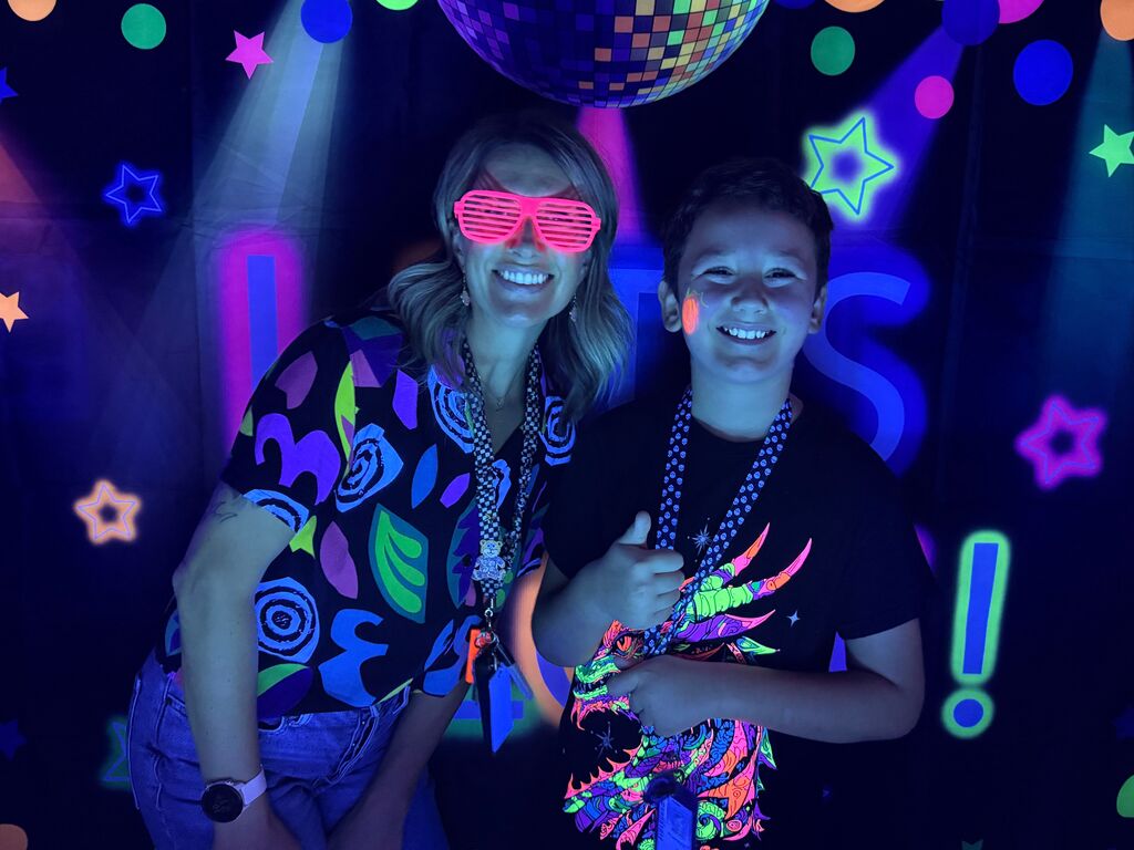 students at the glow run