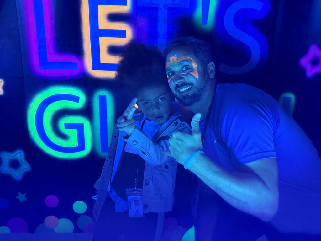 students at the glow run