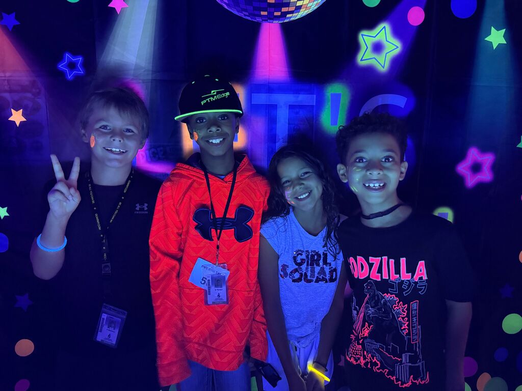 students at the glow run