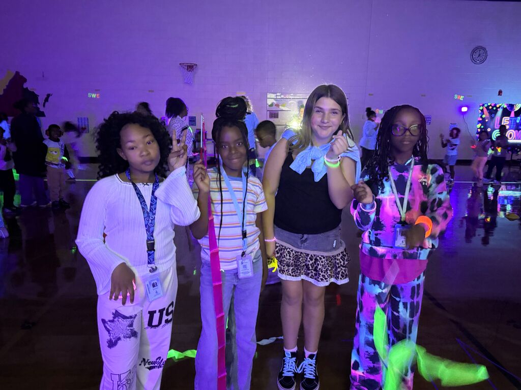students at the glow run