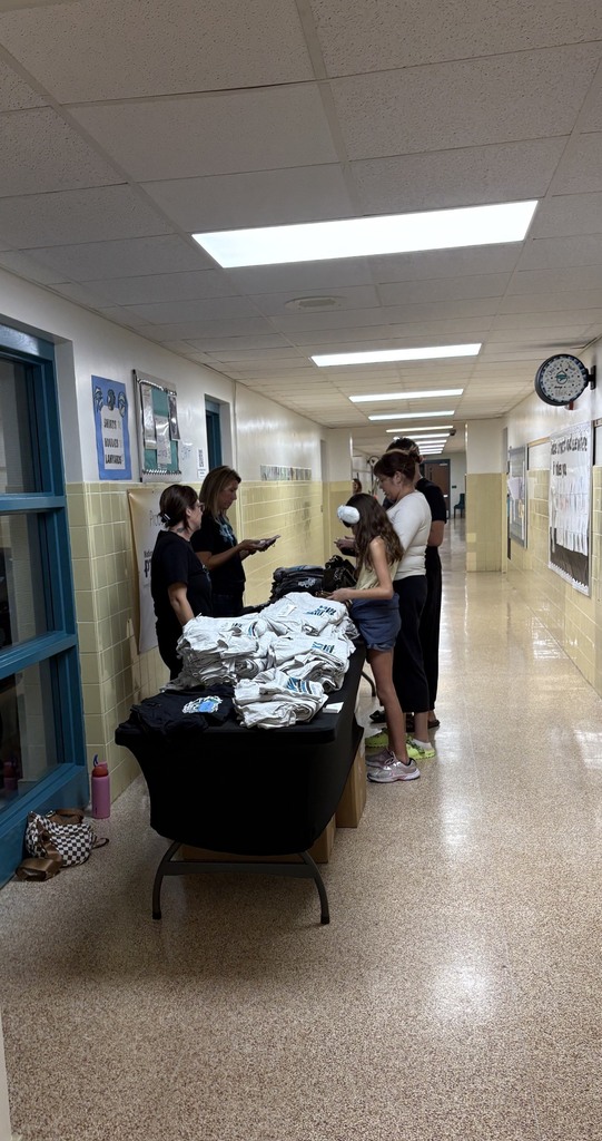 students buying PTA shirts