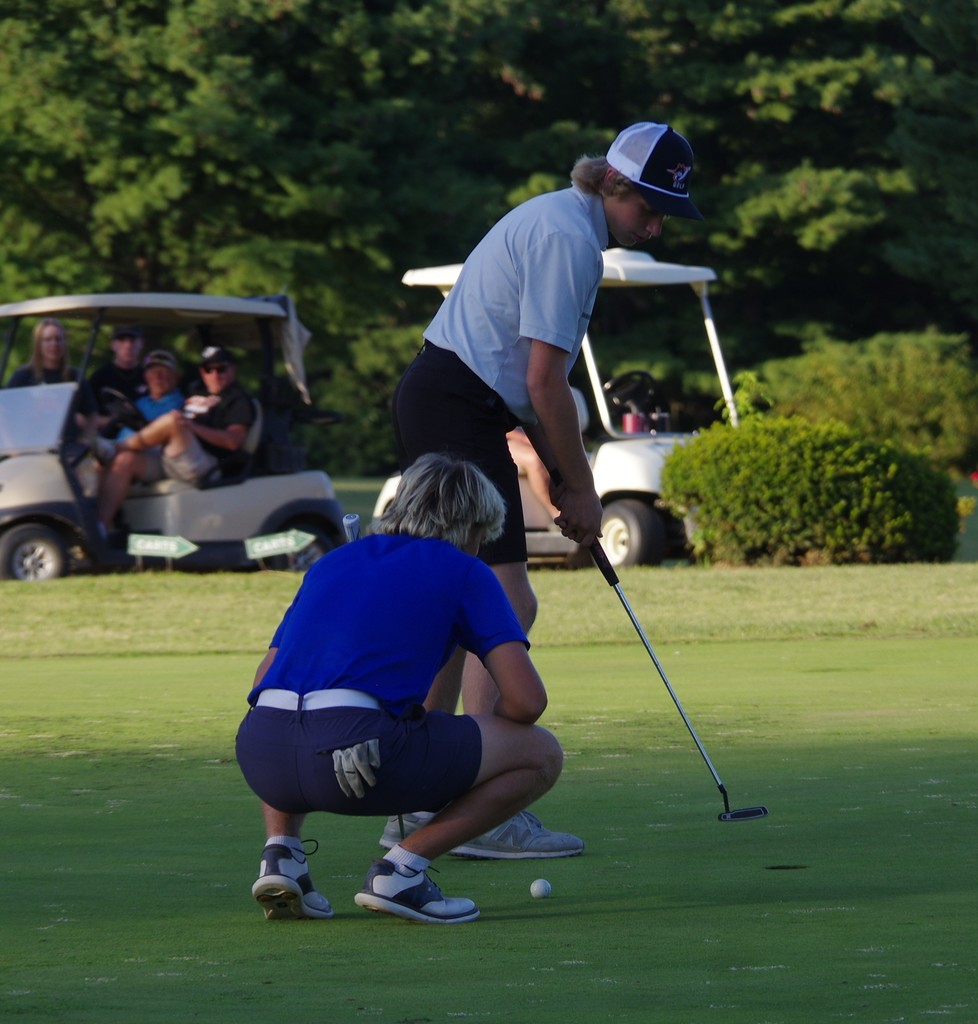 PHOTO 6 Golf Invite Tallen putts