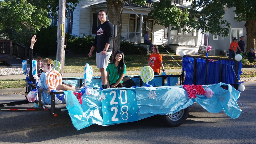 PHOTO 15 HOCO Parade SOPHOMORE ClaSS FLOAT