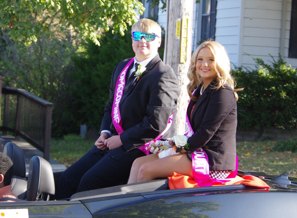 PHOTO 18 HOCO Parade Juenger and Davis
