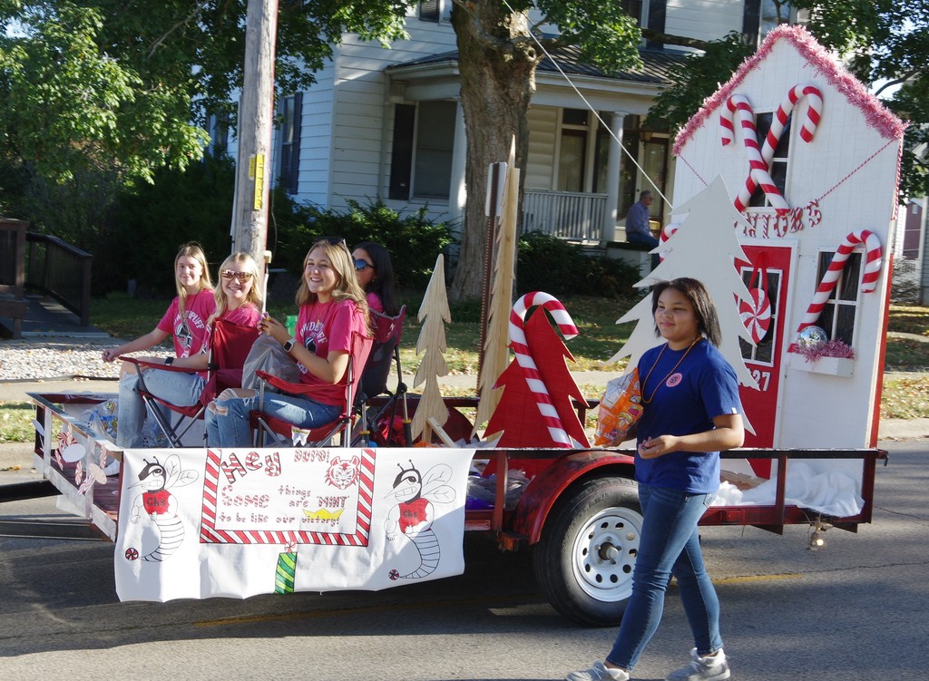 PHOTO 14 HOCO JUNIOR CLASS FLOAT