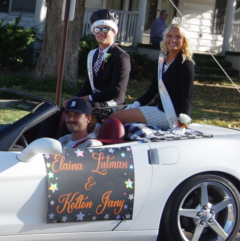 Photo 22 HOCO Retiring 2024 Queen Elaina Lutman