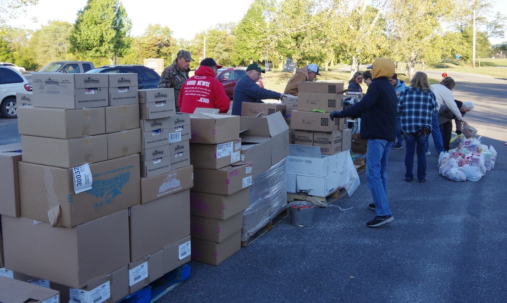 PHOTO 3 Mobile Market 10-22-25 Volunteers organize food