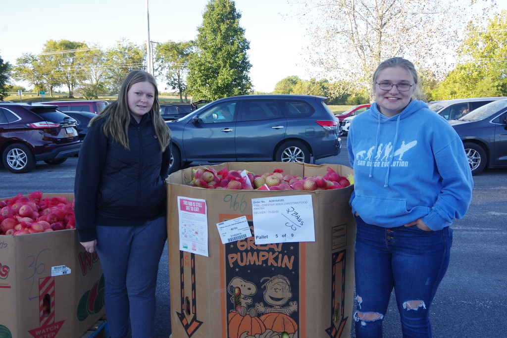 PHOTO 4 Mobile Market 10-22-25 Student Volunteers