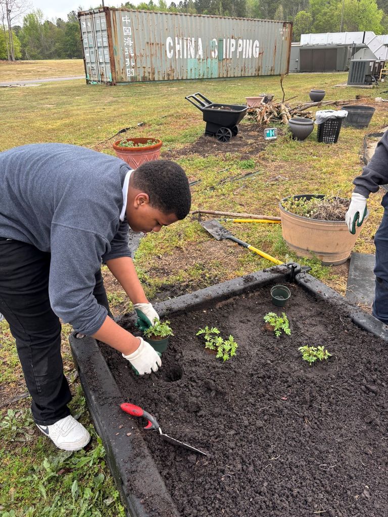 Students planting the garden. 