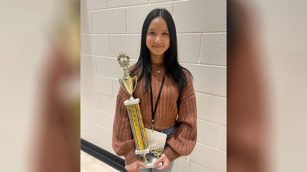 Gloria Zhang holding a trophy