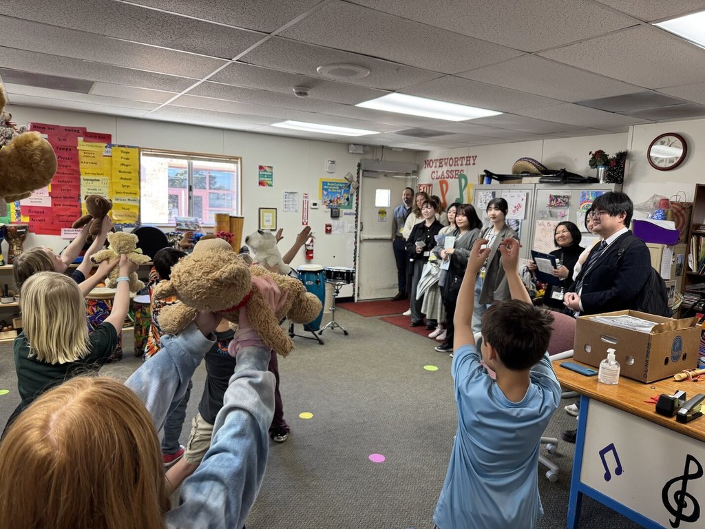 Gold Camp Elementary hosted some Japanese college students and their Professor for a tour of some of our classes. We were proud to host these soon-to-be teachers!