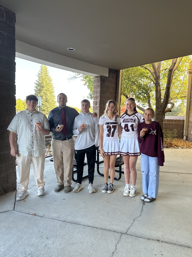 CMHS athletes stopped by Gold Camp to give our Cougars a high-five welcome and kick off our Friday with school spirit! 