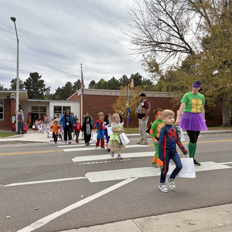Our special Cheyenne Mountain Halloween tradition continues with our Cañon Critters trick-or-treating through the halls of our CMJH 🎃👻🐈⬛🍁