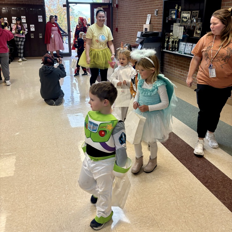 Our special Cheyenne Mountain Halloween tradition continues with our Cañon Critters trick-or-treating through the halls of our CMJH 🎃👻🐈⬛🍁