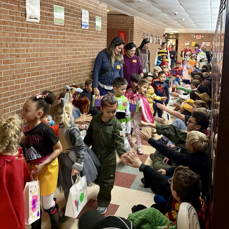 Our special Cheyenne Mountain Halloween tradition continues with our Cañon Critters trick-or-treating through the halls of our CMJH 🎃👻🐈⬛🍁