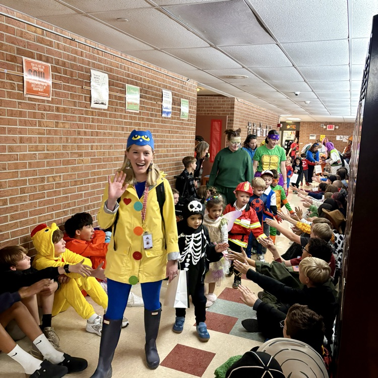 Our special Cheyenne Mountain Halloween tradition continues with our Cañon Critters trick-or-treating through the halls of our CMJH 🎃👻🐈⬛🍁