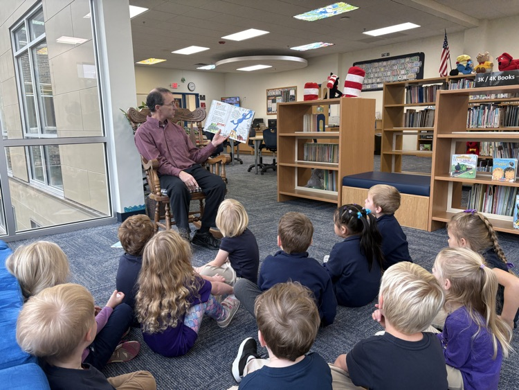 Mr Holden reading to 3K students in the library