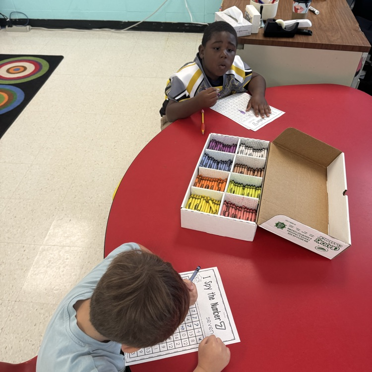 Prek students working on the number 7
