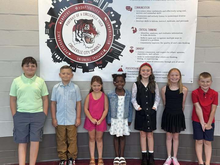 elementary students lead the pledge