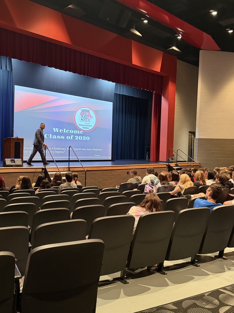 frehsman in the auditorim for orientation