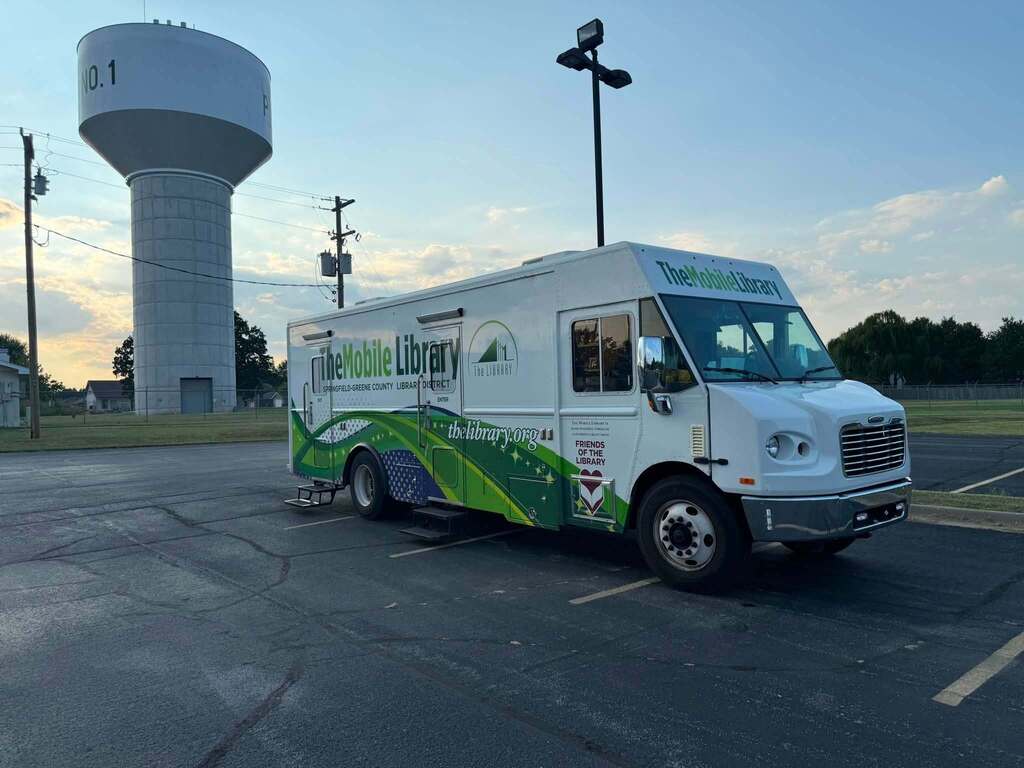 Photo of the Mobile Library in Battlefield, MO.