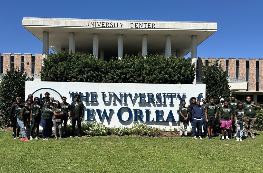 College Tour attendees in front of UNO