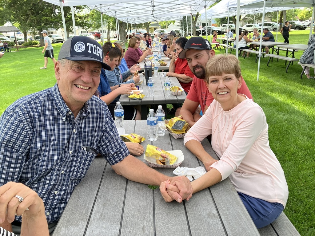 Mayor Holmgren and his wife enjoy the community barbecue