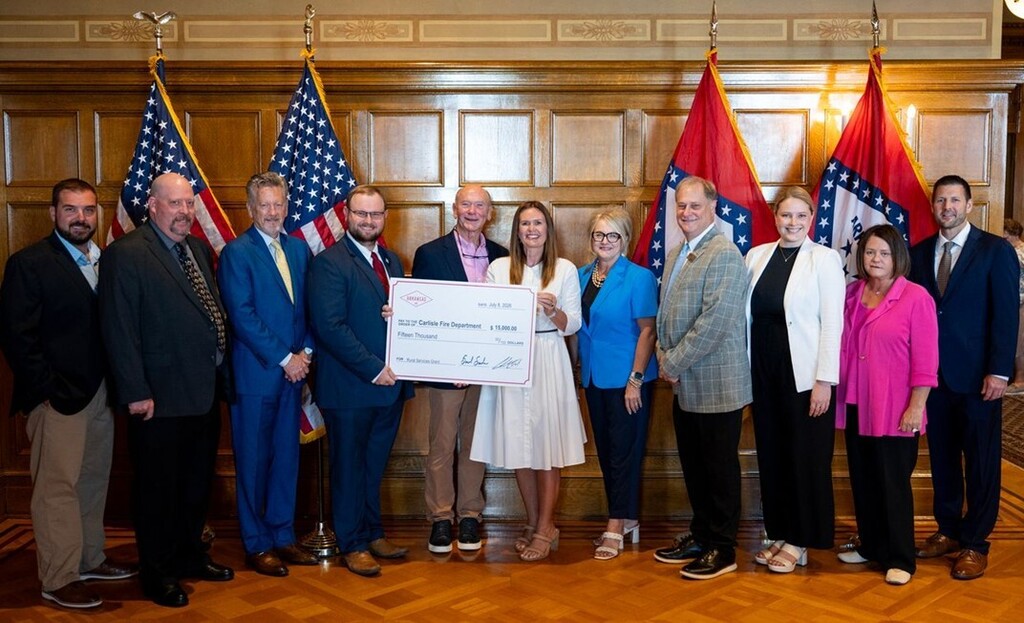 photo of governor presenting grant award to the mayor
