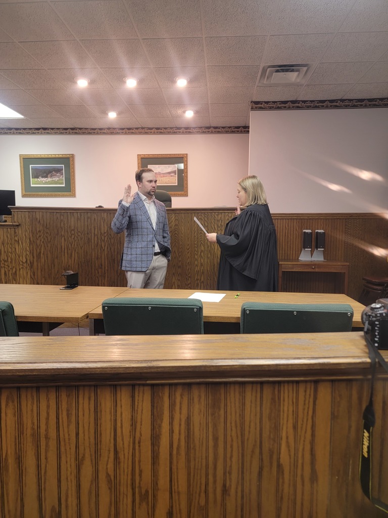 Colt Woodall taking the oath of office