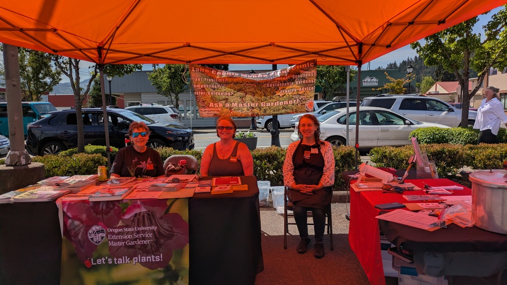Image of the OSU Extension booth at the Creswell Farm to Table Event