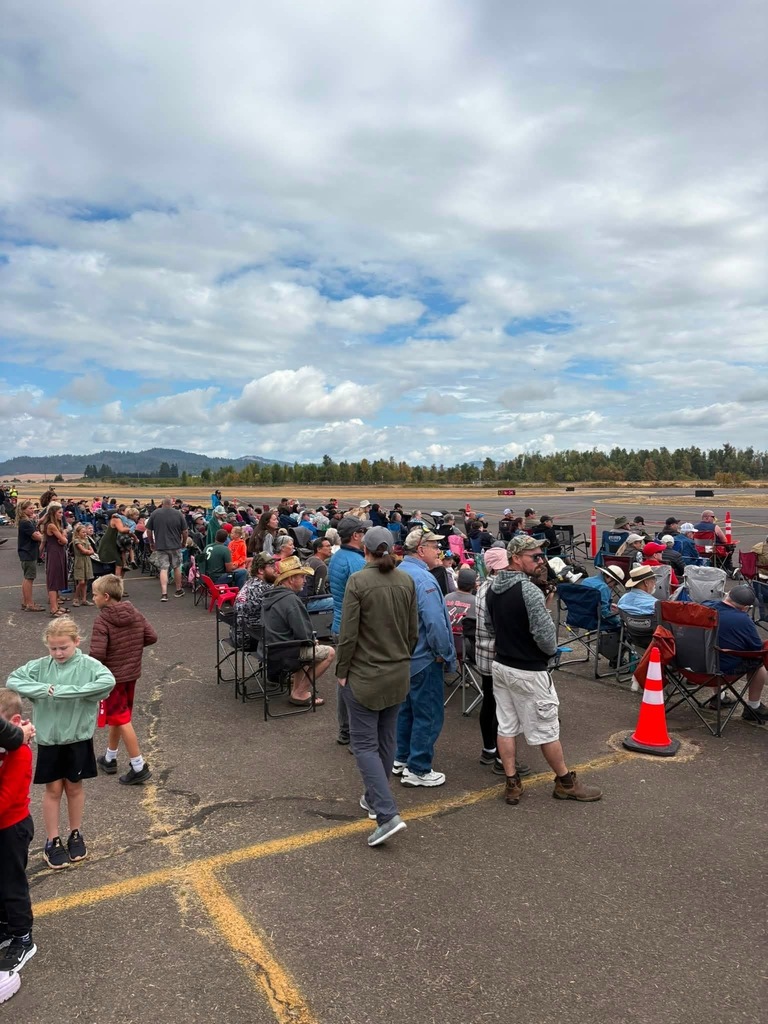 Image of some of the crowd of viewers at the Creswell STOL event.