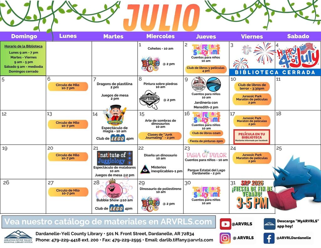 Un calendario colorido de actividades de julio para la Biblioteca Dardanelle-Yell County del Sistema Regional de Bibliotecas Arkansas River Valley. El calendario tiene un borde con enredaderas verdes, un gran título naranja que dice "JULIO" y una cuadrícula semanal con actividades programadas durante todo el mes. Un recuadro verde muestra el horario de la biblioteca: lunes de 9 a.m. a 7 p.m., martes a viernes de 9 a.m. a 5 p.m., sábados de 9 a.m. al mediodía y domingos cerrado. Las actividades incluyen Cohetes, Cuentos para niños (Tiny Friends Storytime), Club de libros y películas, Dragones de plastilina, Pintura sobre piedras, Jardinería con Meredith, Espectáculo de magia, Club de LEGO, Arte de sombras de dinosaurios, Clases de Junk Journaling, Espectáculo de malabares del Institute of Juggology, Diseña un dinosaurio, Dinosaurio de poliestireno, Bubble Show, Maratón de películas de Jurassic Park, Club de libros de terror, Club de libros por la mañana, Fiesta de pinturas, presentación del Parque Estatal del Lago Dardanelle y la Fiesta de Fin de Verano el 31 de julio de 3 a 5 p.m. La biblioteca permanecerá cerrada el 3 y 4 de julio por el Día de la Independencia. En la esquina inferior derecha aparece un caricaturesco triceratops azul leyendo un libro. En la parte inferior se muestran la información de contacto de la biblioteca, el sitio web ARVRLS.com y los íconos de YouTube, Instagram, Facebook y la aplicación MyARVRLS.