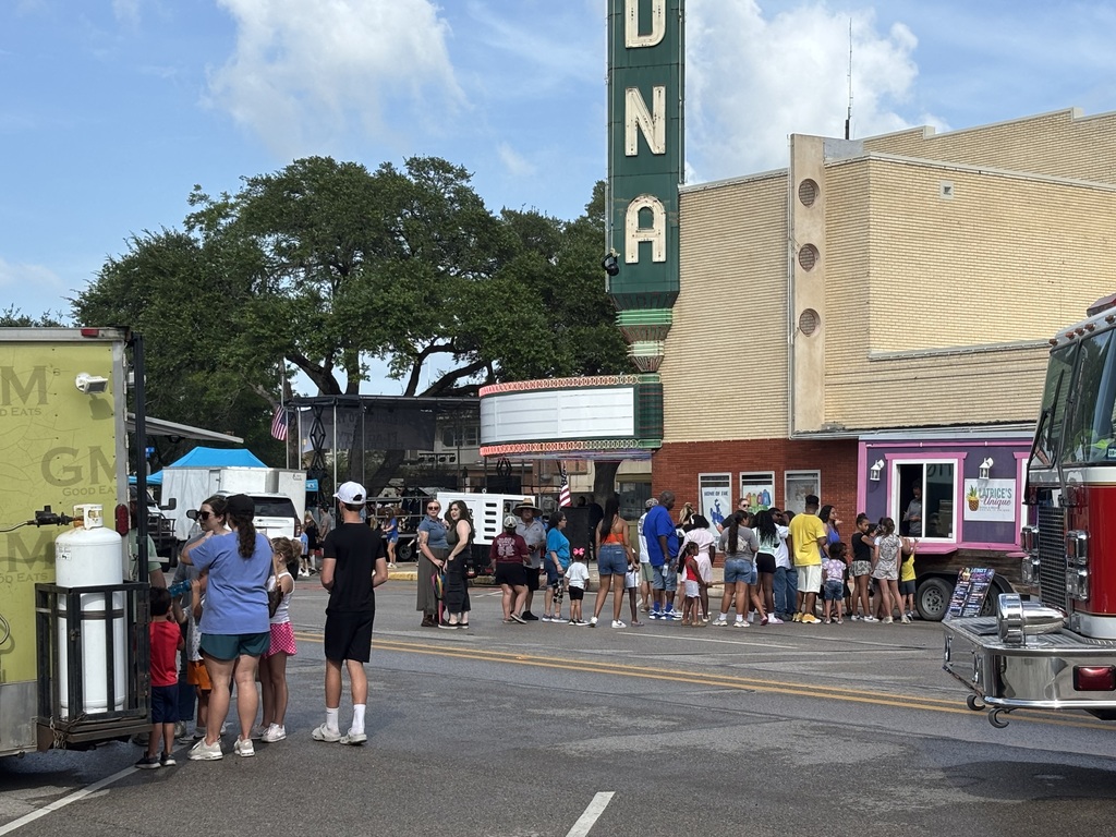 lines at Georgia Mae's and Latrice's food trucks