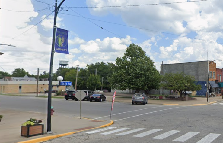 Street corner of 4th Avenue and Oak St. with trees and signs Garnett Kansas