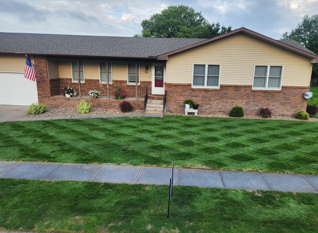 Craig and Amy Holcomb, our September Gibbon Yard of the Month winners!