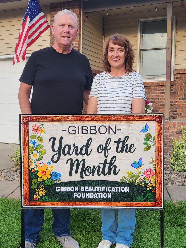 Craig and Amy Holcomb, our September Gibbon Yard of the Month winners!