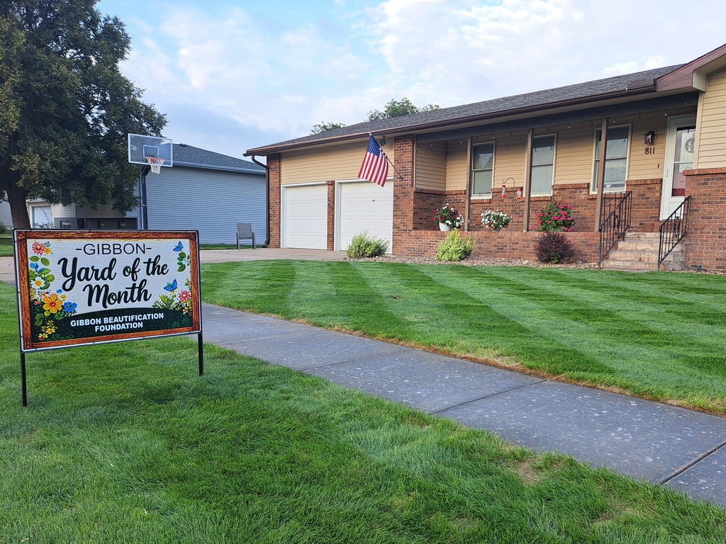 Craig and Amy Holcomb, our September Gibbon Yard of the Month winners!