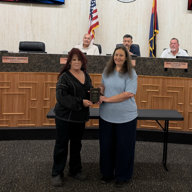 Rayel presenting Linda with five year award 