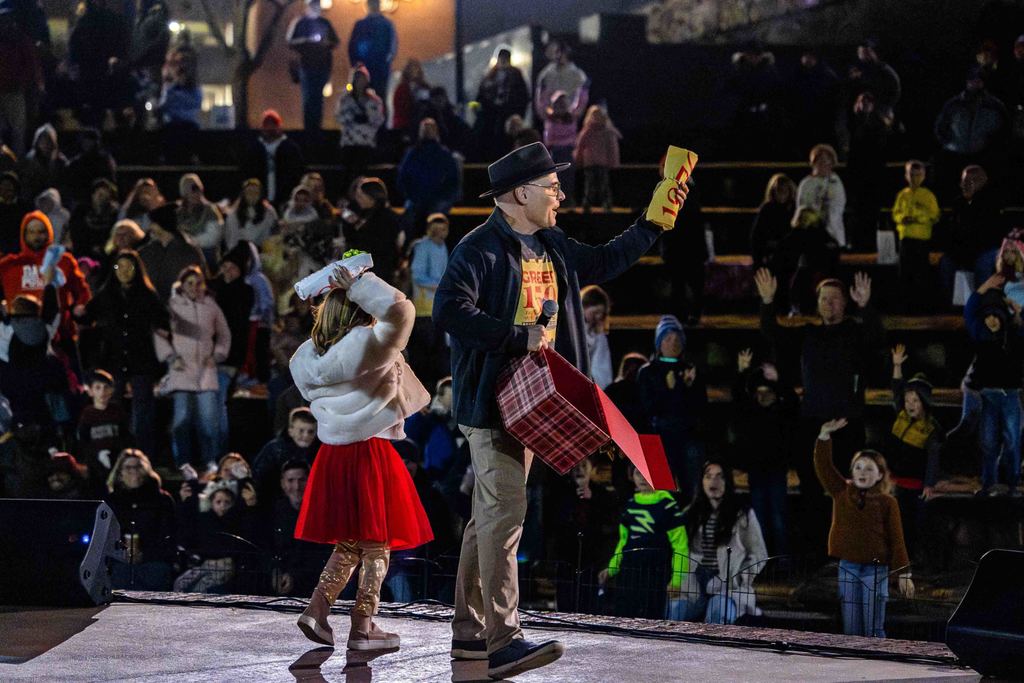 Greer150 Reveal at Greer Christmas Tree Lighting - Museum Director David Lovegrove and the Mayor's Grandaughter throw out Greer150 t-shirts to the crowd