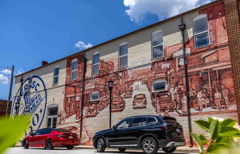 Picture shows mural on the side of the Davenport Building depicting a scene from downtown Greer in 1938