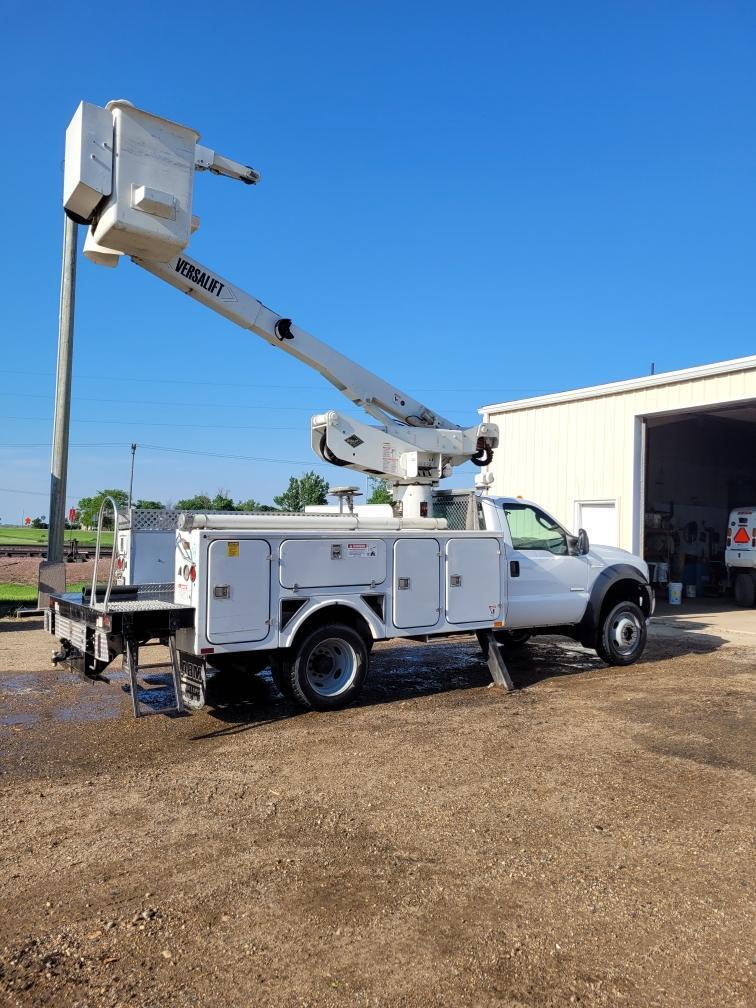 passenger side view of bucket truck