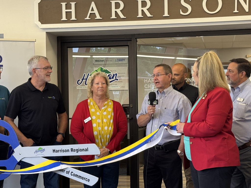 Arkansas State Representative Ron McNair welcomes Digital Wave.