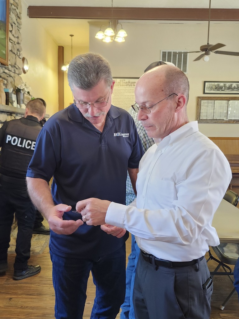 Daren Solomon receiving a challenge coin from Mayor Long