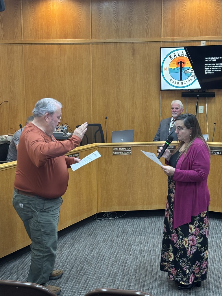 Clerk/Treasurer McMaster administers the oath of office to Bruce Rader for Council Position #5.