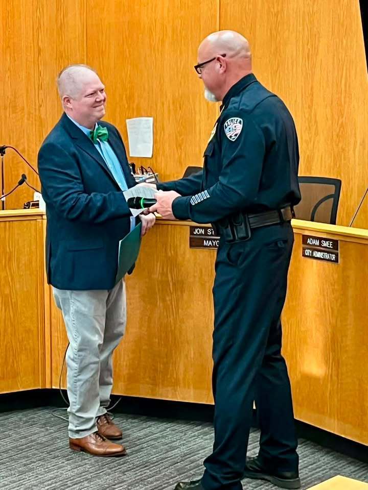 Mayor Stanfill and Chief Robbie Satterly shake hands after oath of office