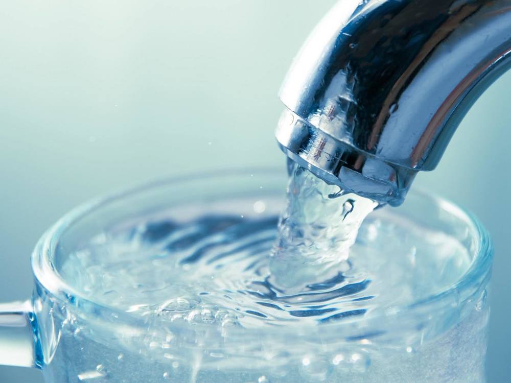 water from the sink going into a cup