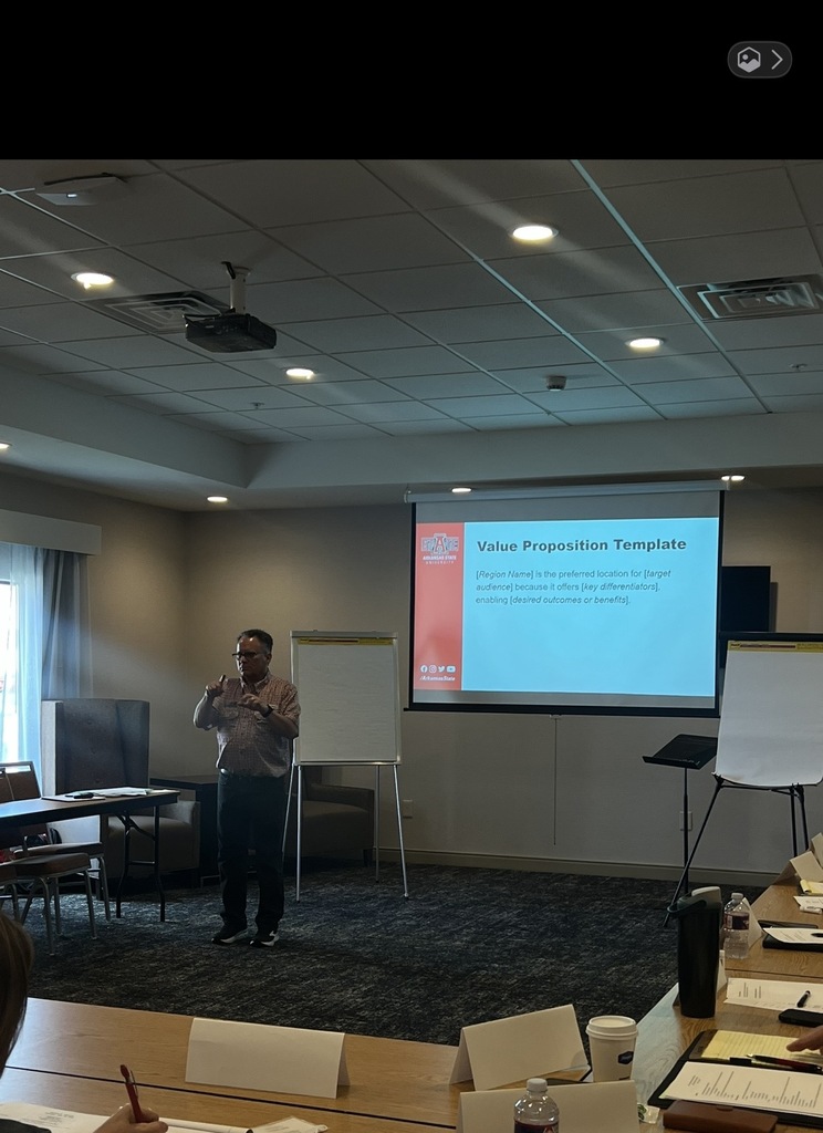 Dr. Jim Washam of Arkansas State University presents a value proposition exercise during the NEA Regional Leadership Accelerator session in Marion.