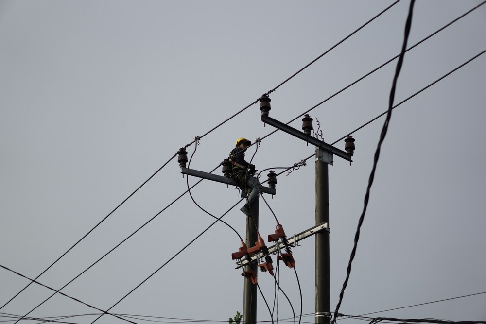 Electric Journey Line Worker