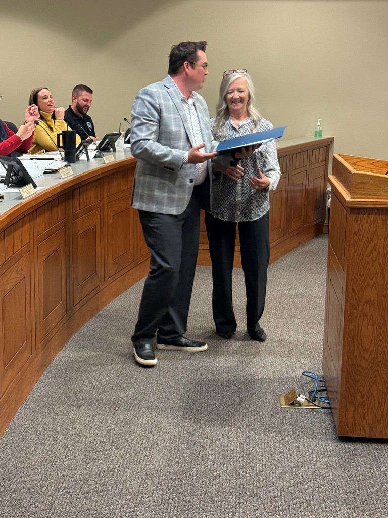 Tammi Noblitt receiving proclamation from Mayor Ray